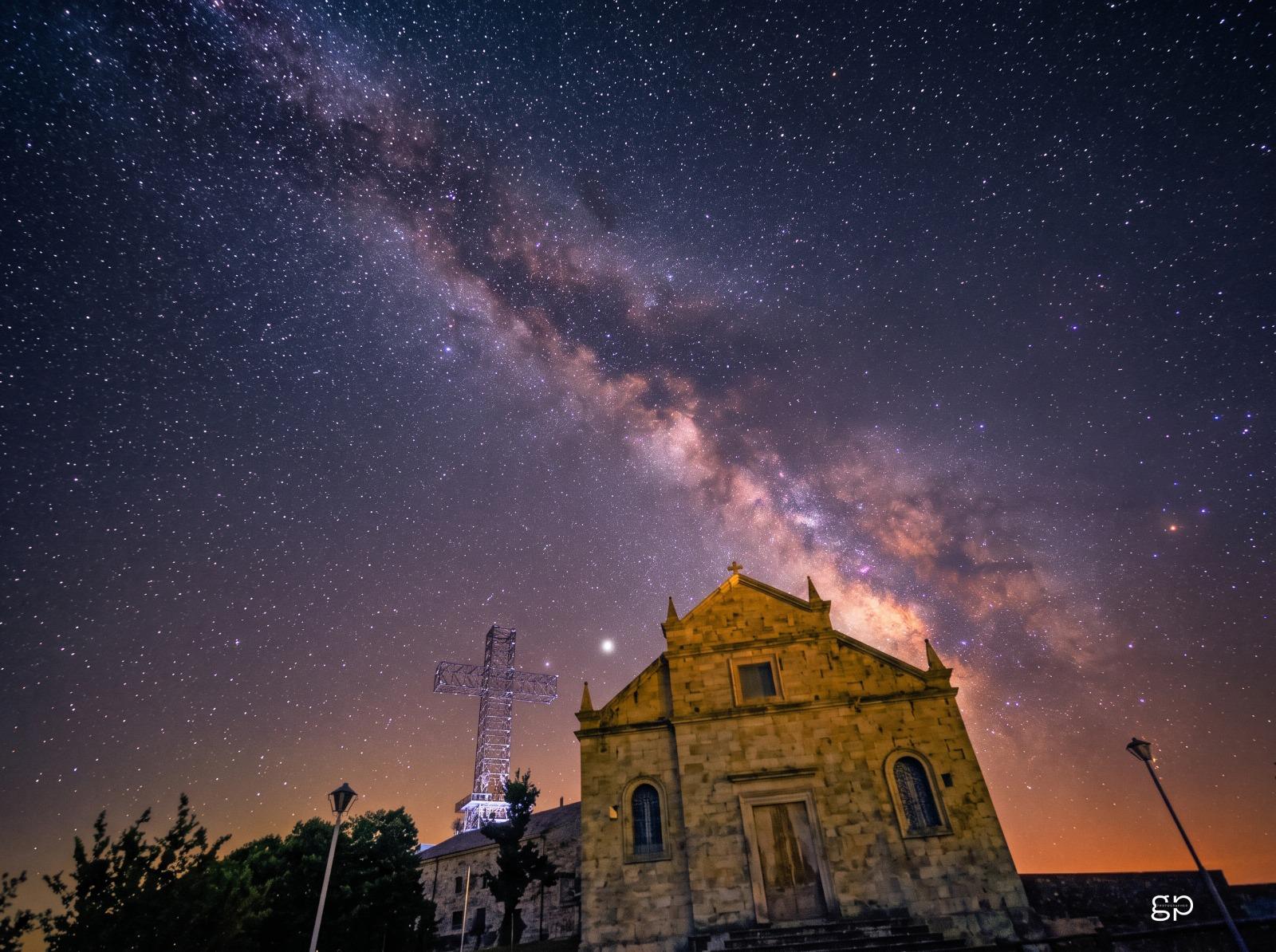 La Via Lattea sopra il Santuario del Monte Sacro di Novi Velia