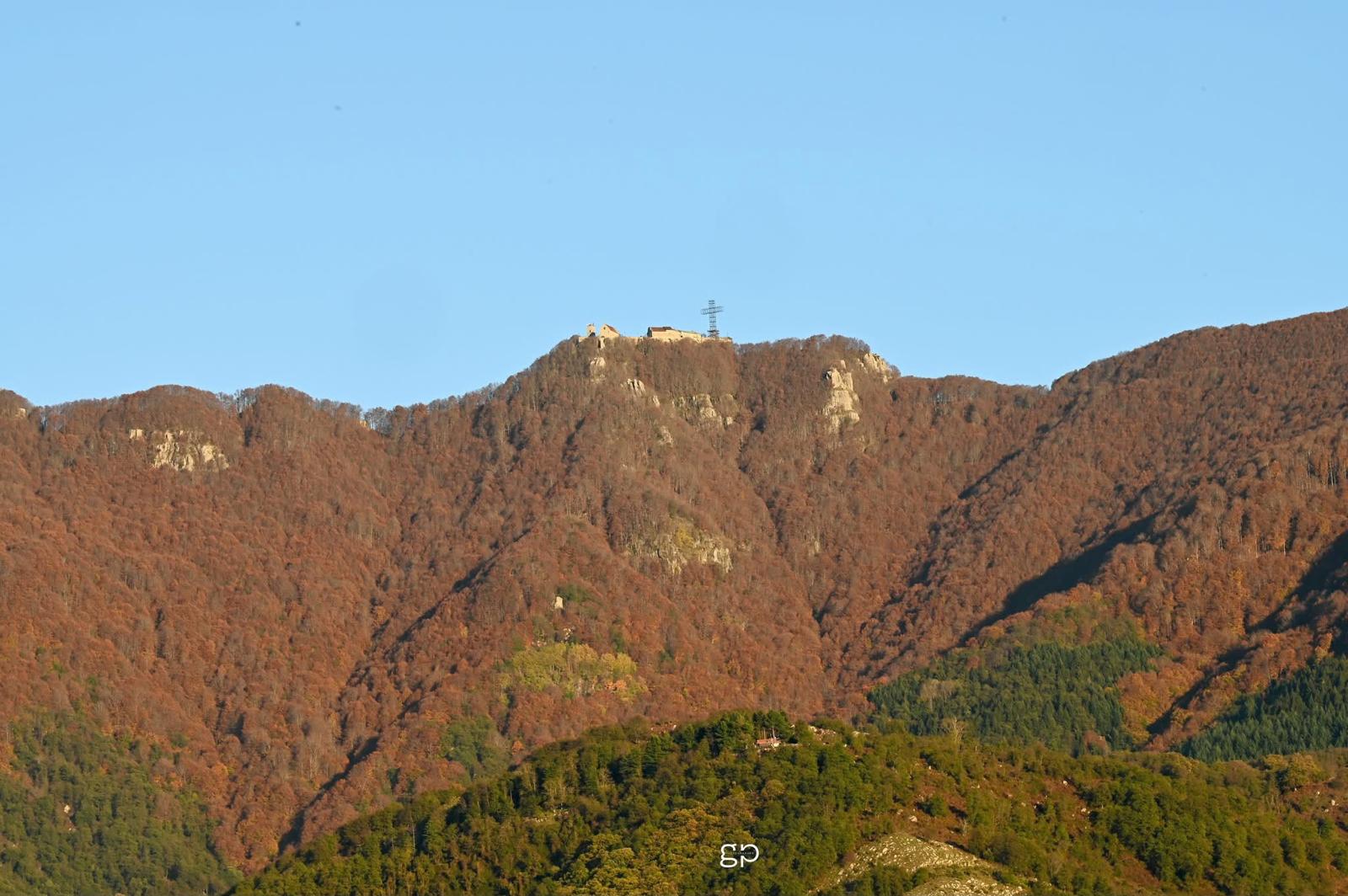 Il Monte Gelbison con i boschi in autunno