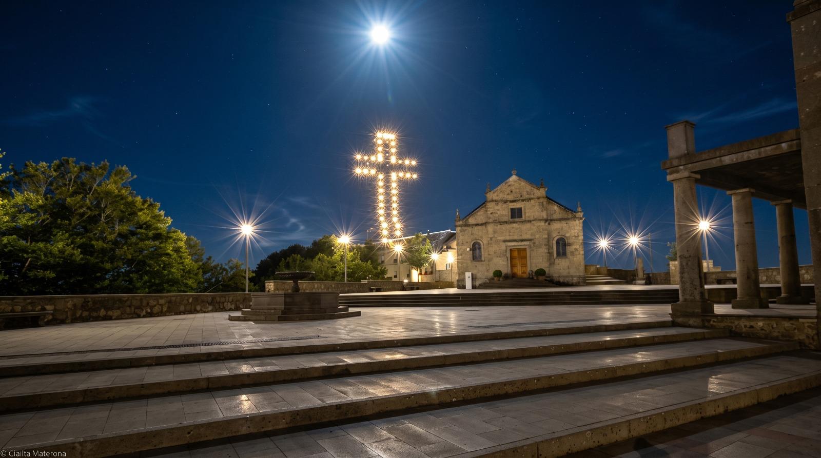 Il Santuario e la croce illuminati di notte