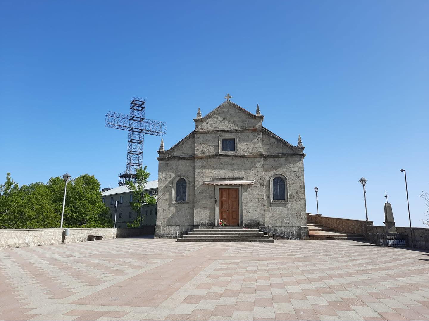 Il piazzale del Santuario di Novi Velia con la croce