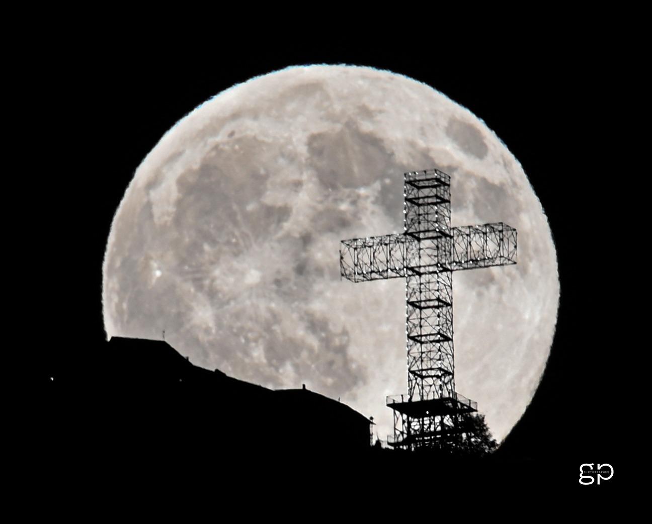 La croce sulla vetta del Gelbison contro la luna