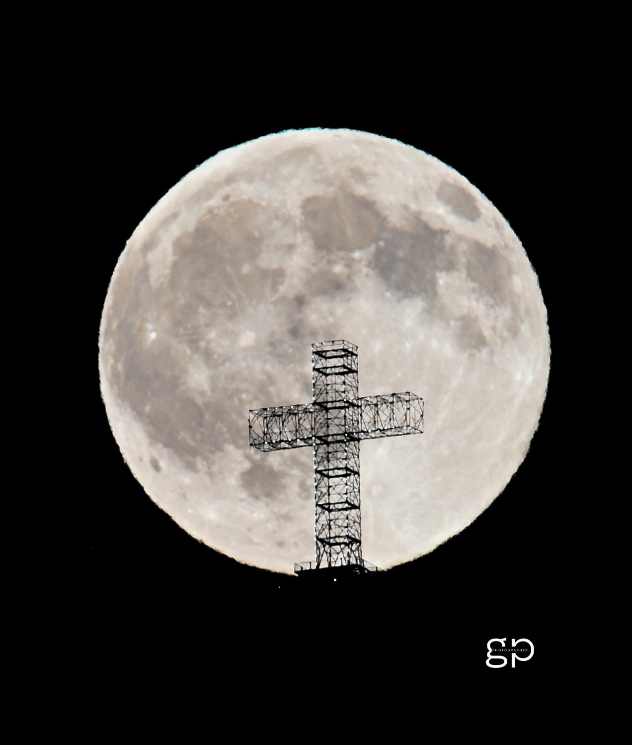 La croce del Monte Sacro di Novi Velia davanti alla luna piena